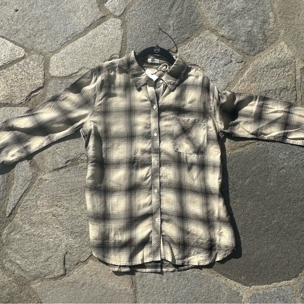 New Dylan woman size medium Cassidy Plaid black and beige button-down shirt